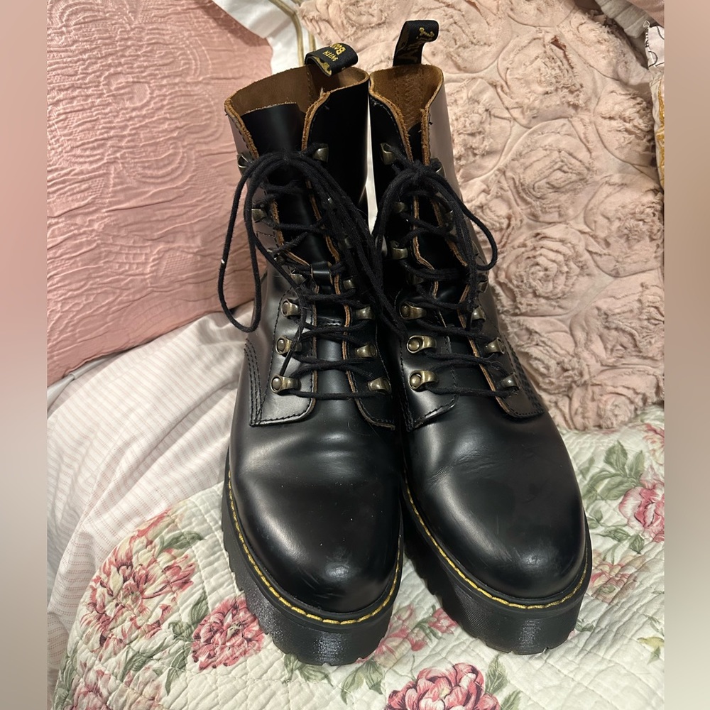 Dr. Martens - Leona Boots